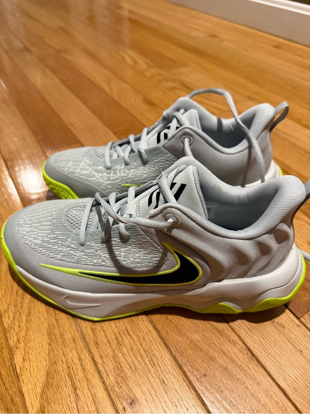Nike NEW Youth Light Gray Sneakers with Neon Yellow Accents 6.5Y